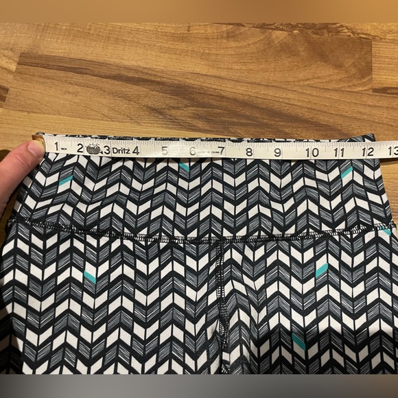 Alo Chevron Print Bike Shorts - Picture 4 of 6